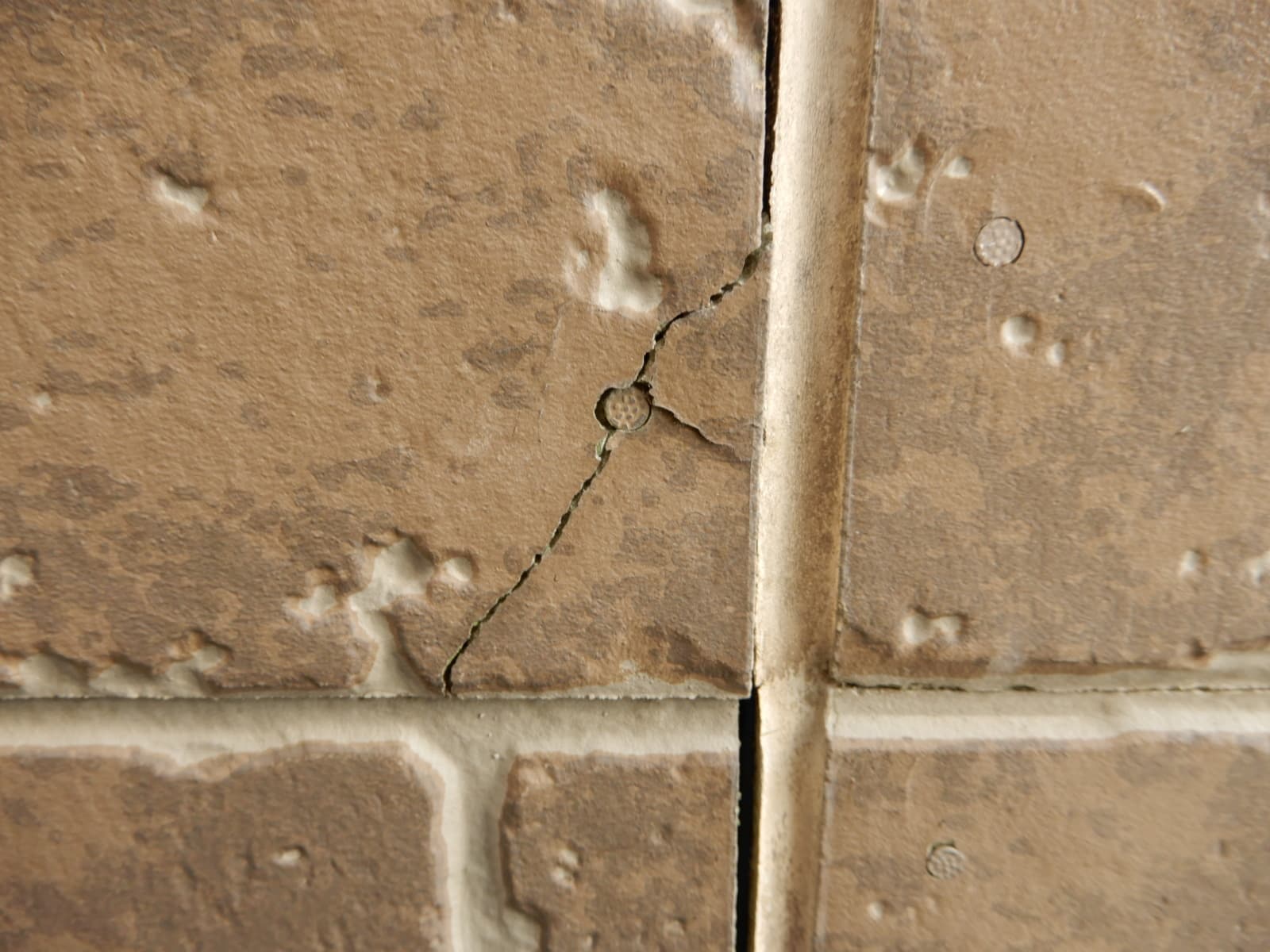 外壁の割れ　外壁の浮き　