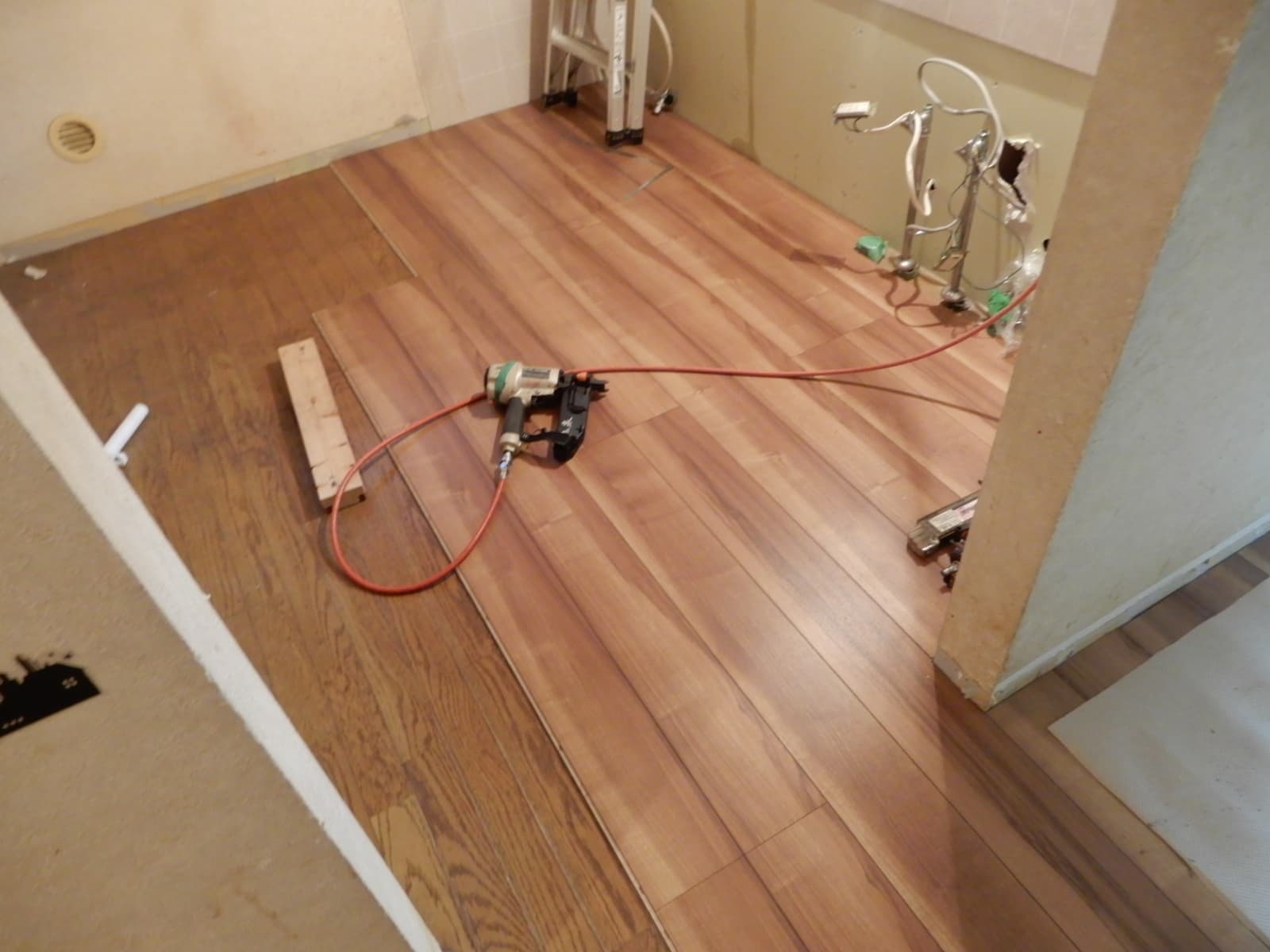 越谷市　フローリング　重ね貼り