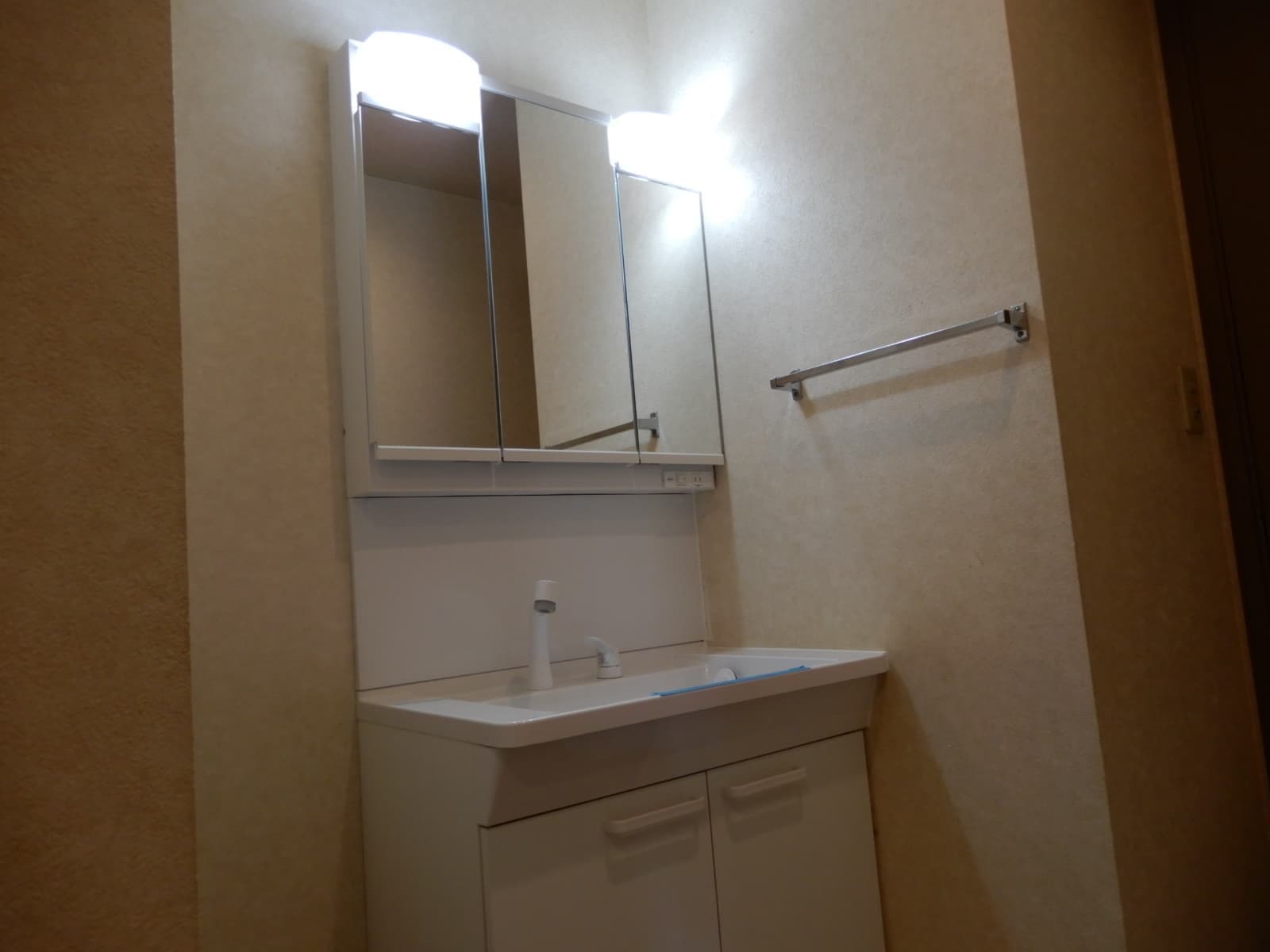 越谷　洗面化粧台　交換