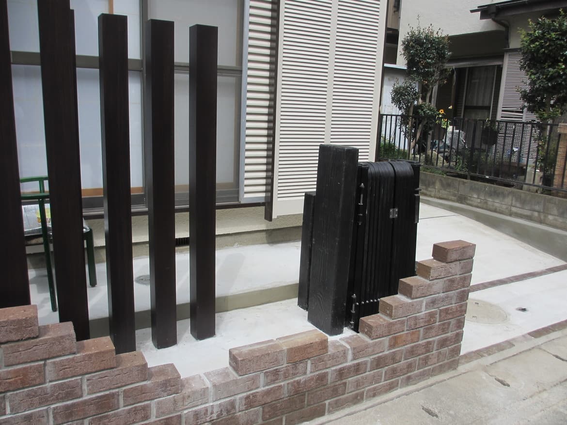 越谷　エクステリア　ポール立て　レンガ