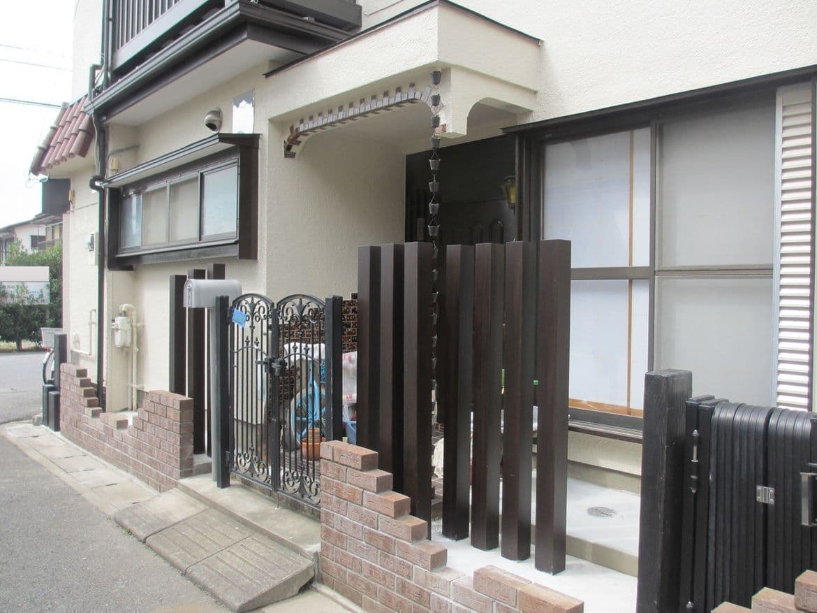 越谷　エクステリア　ポール立て　レンガ