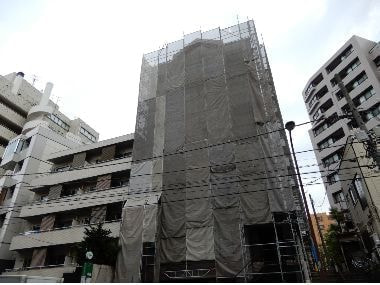 足場　ビル工事　外壁