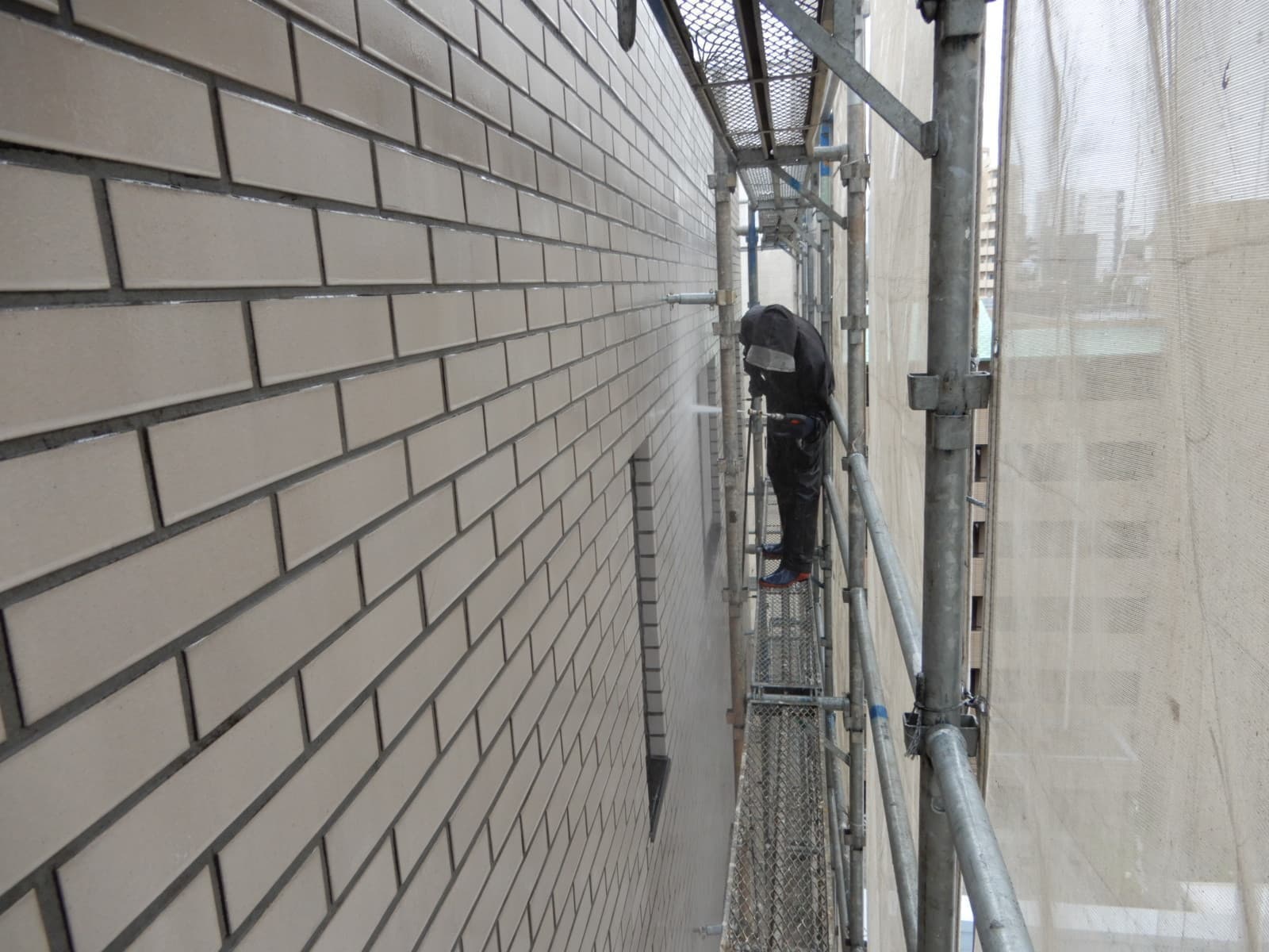 高圧洗浄　水洗い　タイル　ビル工事