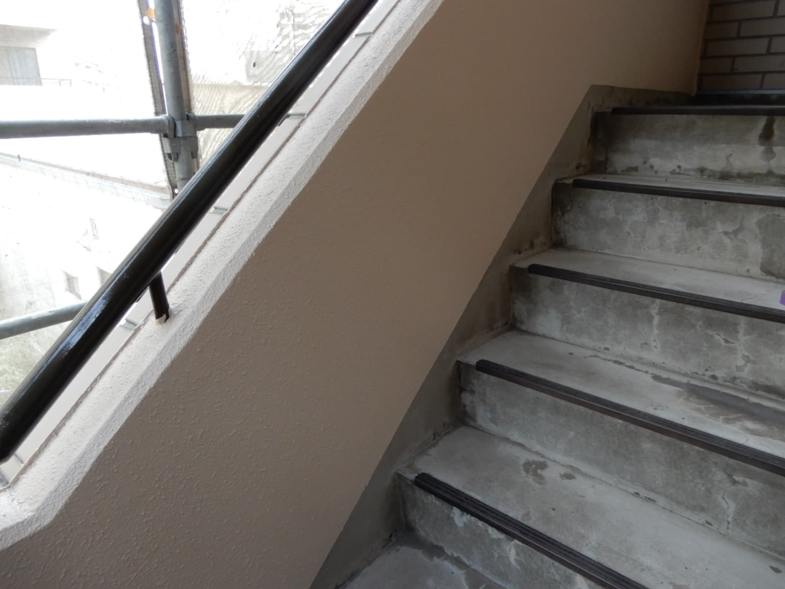 階段　ビル塗装