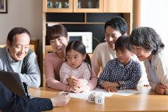 家族で打ち合わせ
