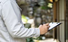 見積、調査している人