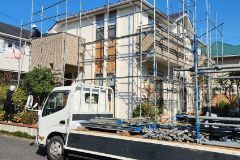 工事の着工　足場を架けている